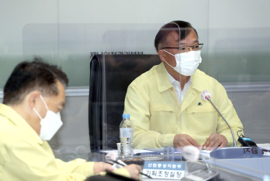 17일 정부서울청사에서 열린 코로나19 중앙재난안전대책본부 회의에서 강도태 보건복지부 2차관이 발언하고 있다.   연합뉴스